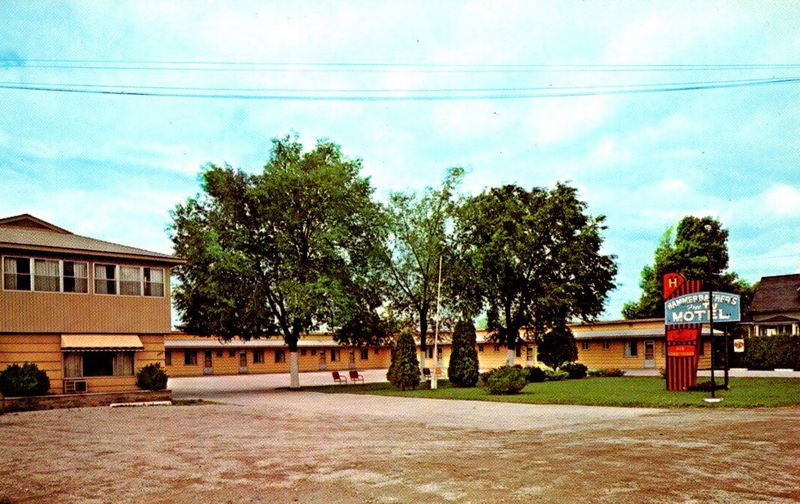 Pauls Motel of Bay City (Hammerbachers Motel) - Vintage Postcard